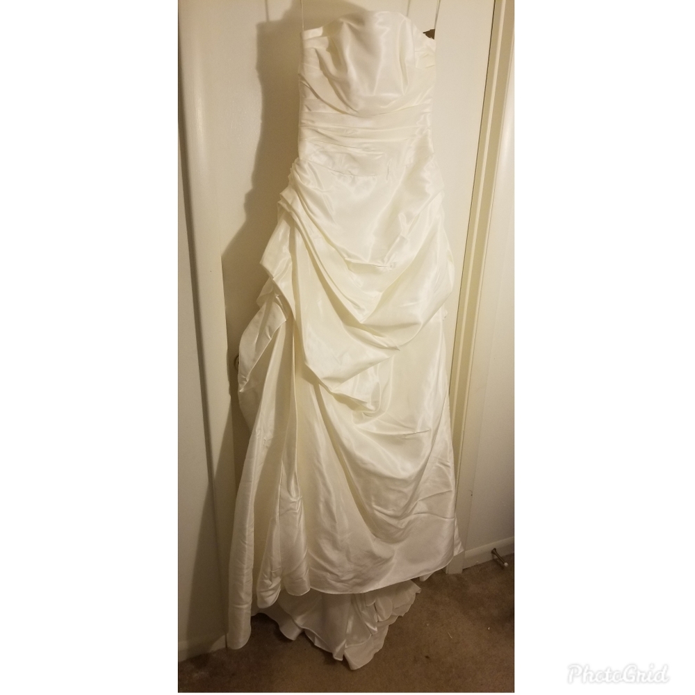 Demetrio's Strapless Size 10 Wedding Dress